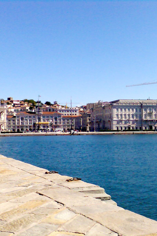 Набережная на курорте в Триесте, Италия