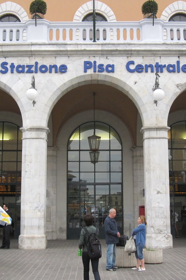Вход на центральный вокзал в Пизе, Италия