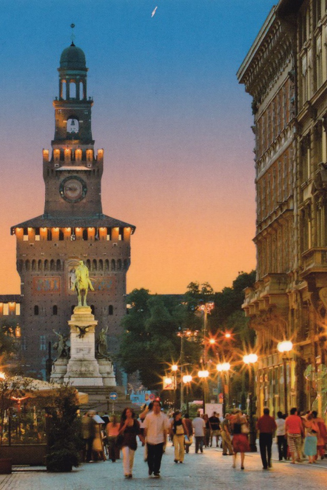 Вечерние огни в Милане, Италия