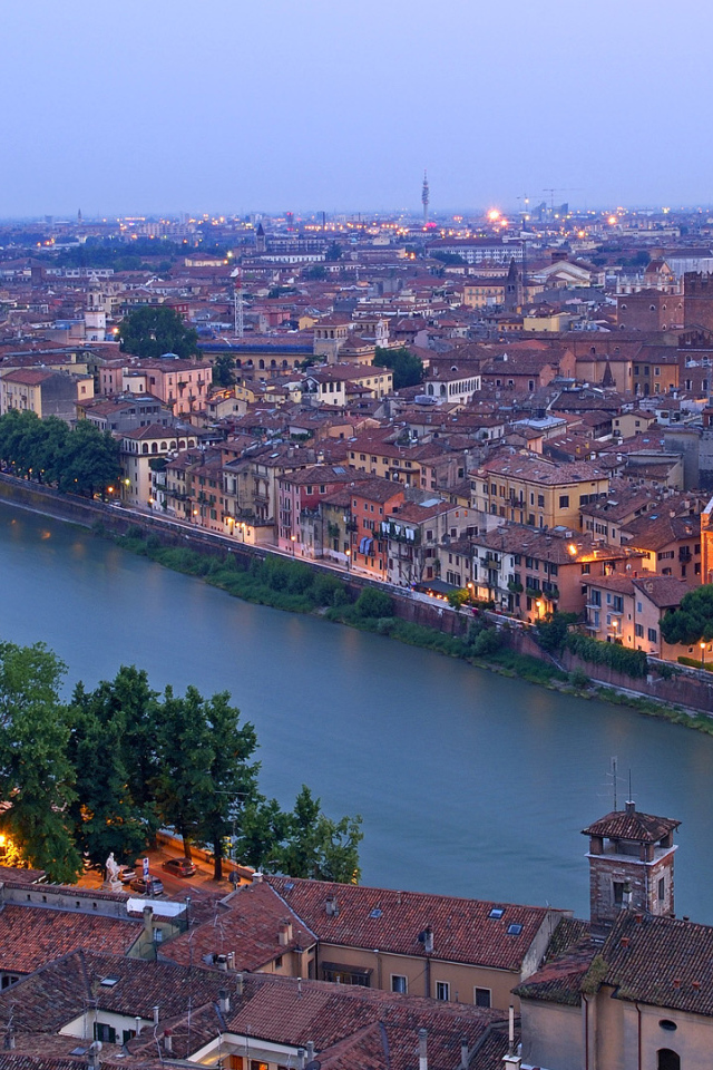 Вечерние огни в Вероне, Италия