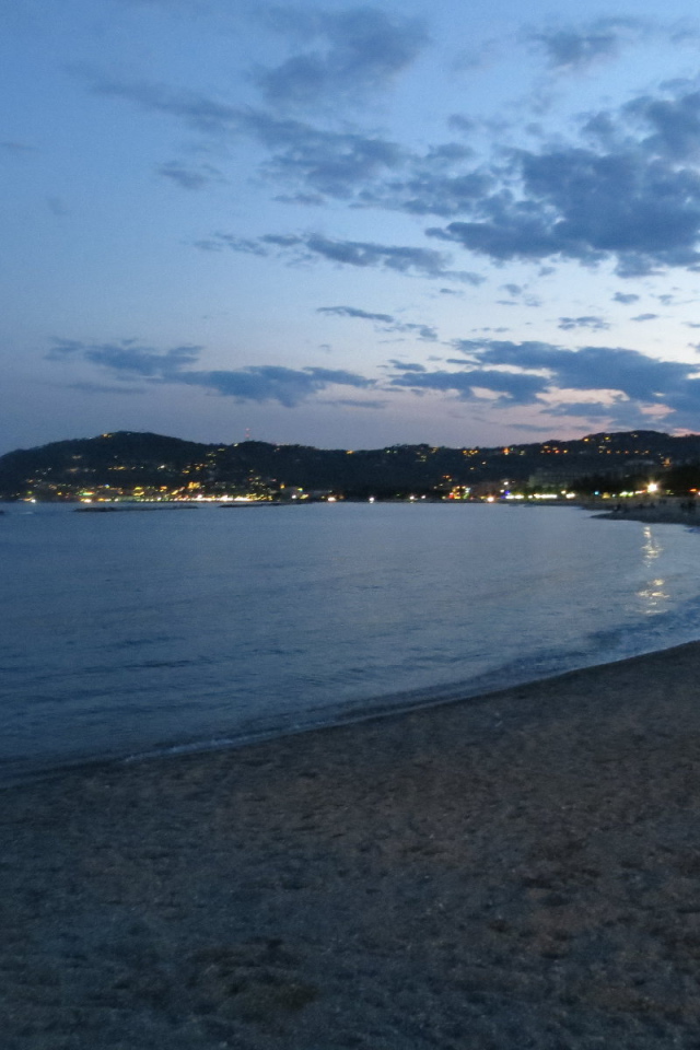 Вечерние огни на курорте Диано Марино, Италия