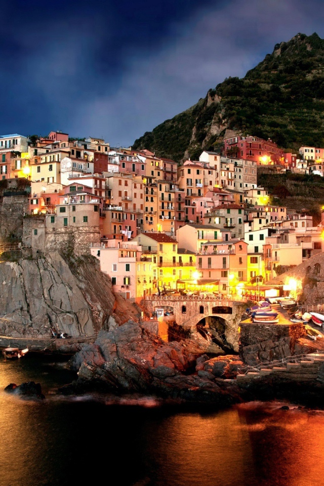 Вечерние огни на курорте Позитано, Италия