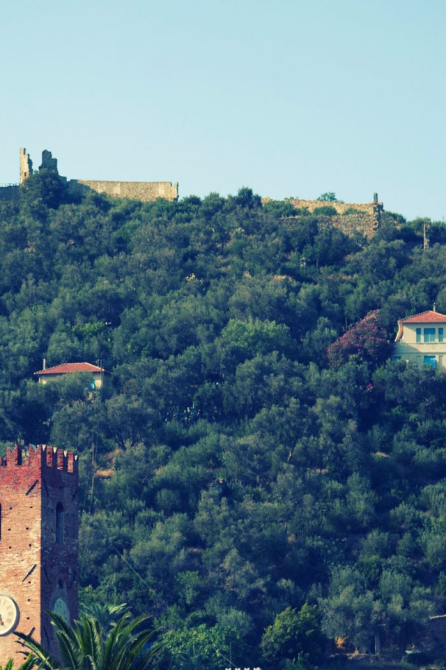 Крепость на горе на курорте Ноли, Италия