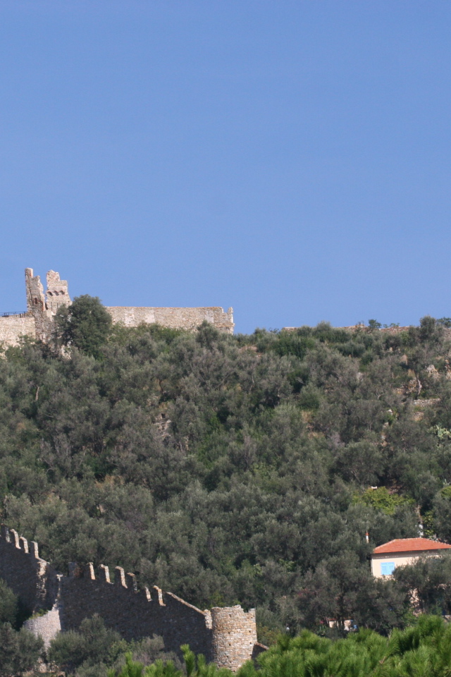 Крепостная стена на курорте Ноли, Италия