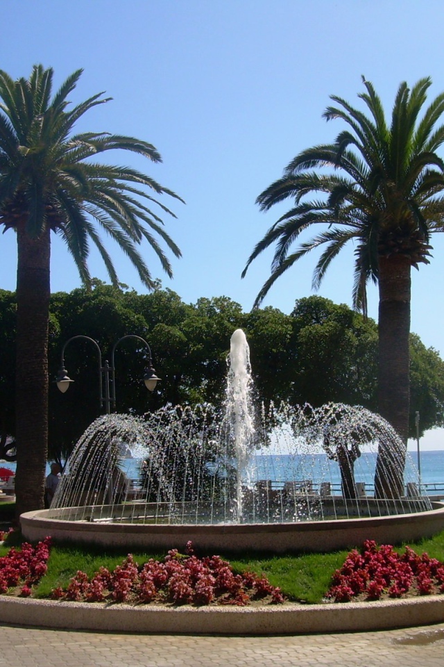 Фонтан на набережной на курорте в Пьетра Лигуре, Италия