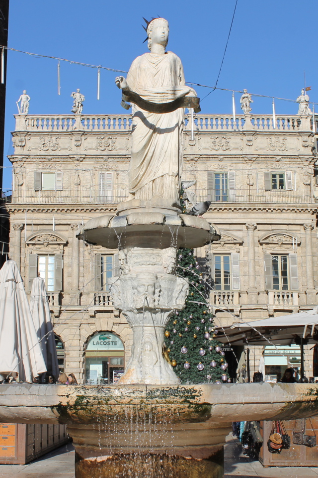 Фонтан на улице в Вероне, Италия