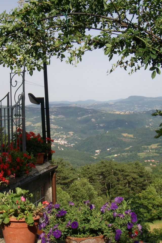 Сад с видом на горы на курорте в Монтекатини Терме, Италия