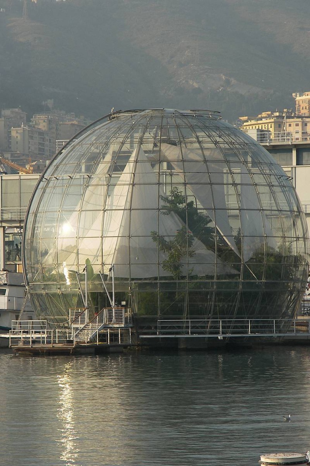 Стеклянный шар в Генуе, Италия