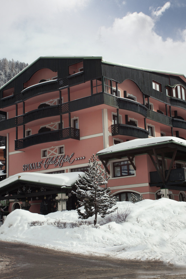 Отель Спинале на горнолыжном курорте Мадонна ди Кампильо, Италия