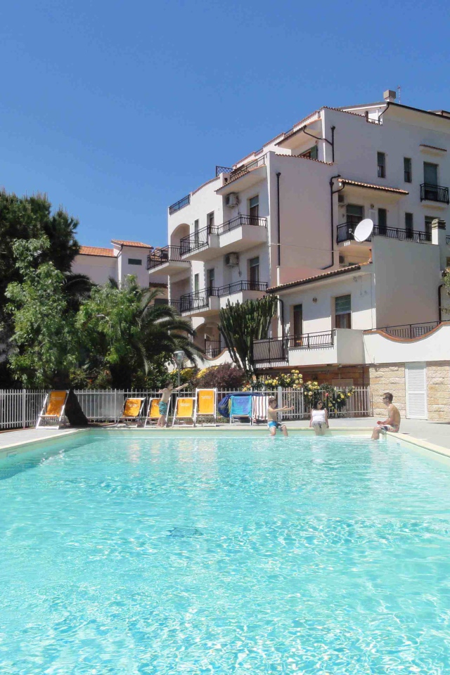 Гостиница на побережье на курорте в Пьетра Лигуре, Италия