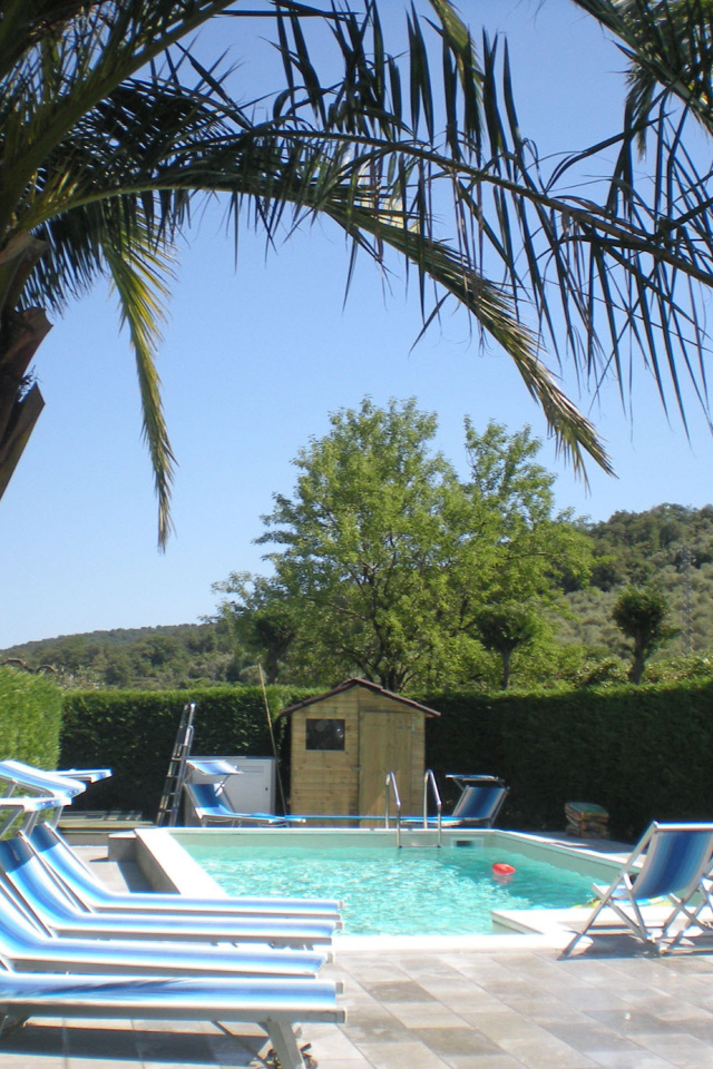 Бассейн в отеле на курорте Империя, Италия