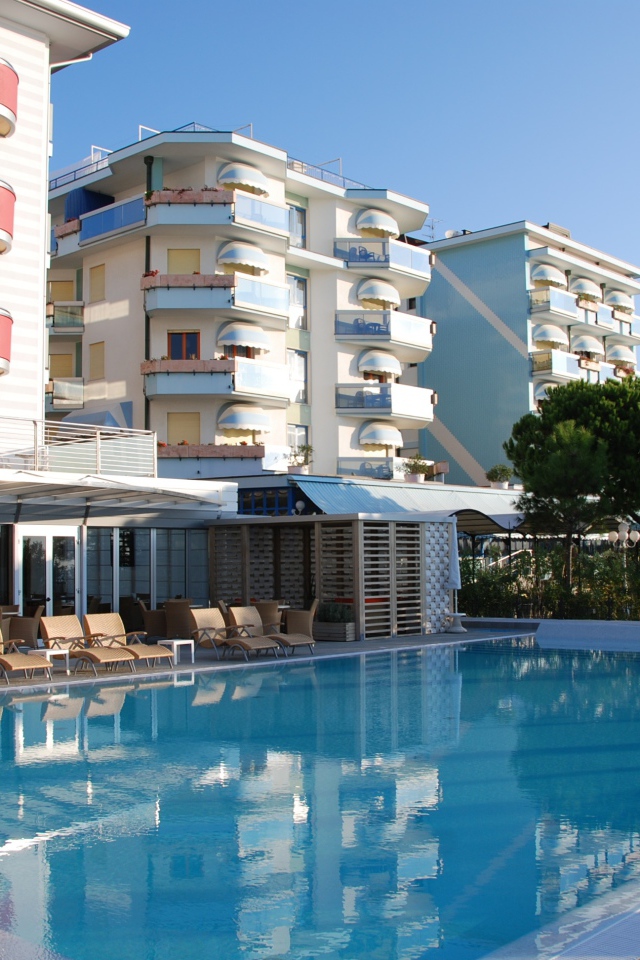 Бассейн в отеле на курорте Лидо ди Езоло, Италия