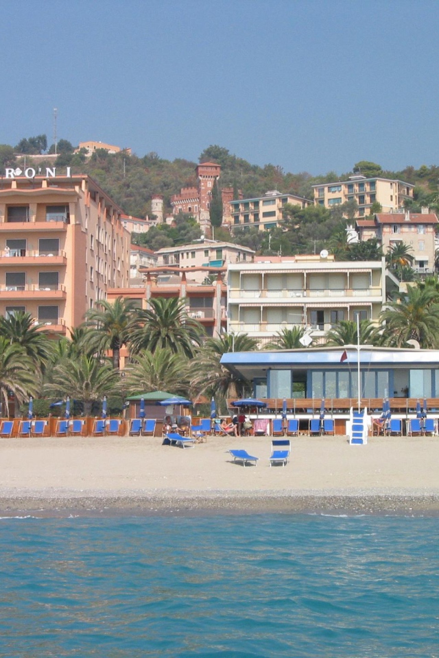 Отель на побережье на курорте Финале Лигуре, Италия