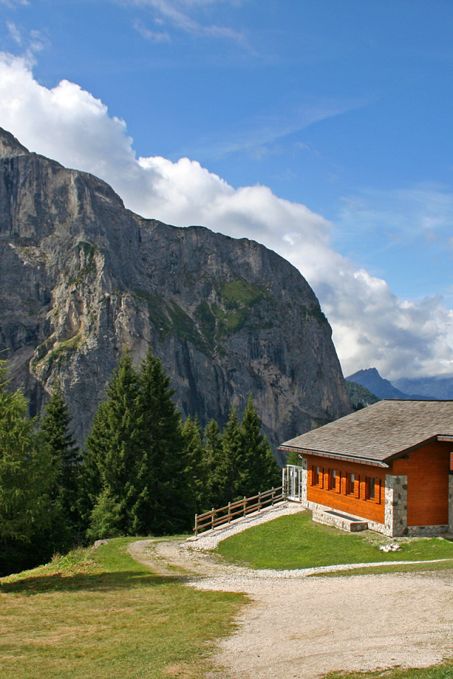 Дом в горах на курорте Аллеге, Италия