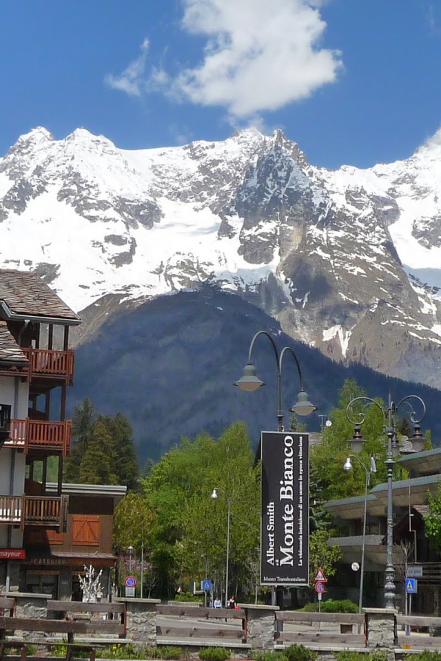 Дома на фоне гор на горнолыжном курорте Курмайор, Италия