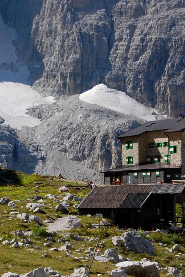 Дом на фоне гор на горнолыжном курорте Мадонна ди Кампильо, Италия