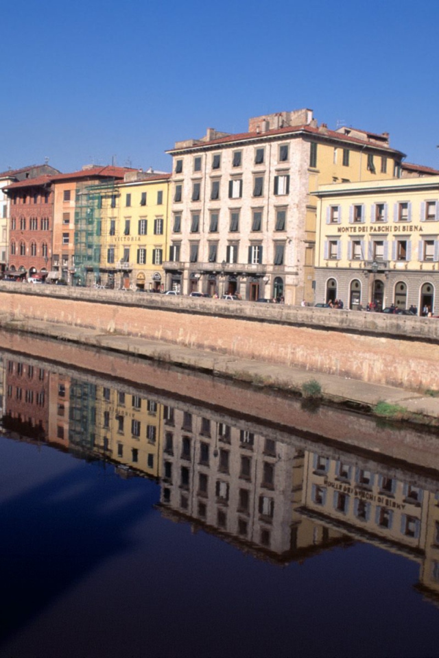 Дома на берегу канала в Пизе, Италия