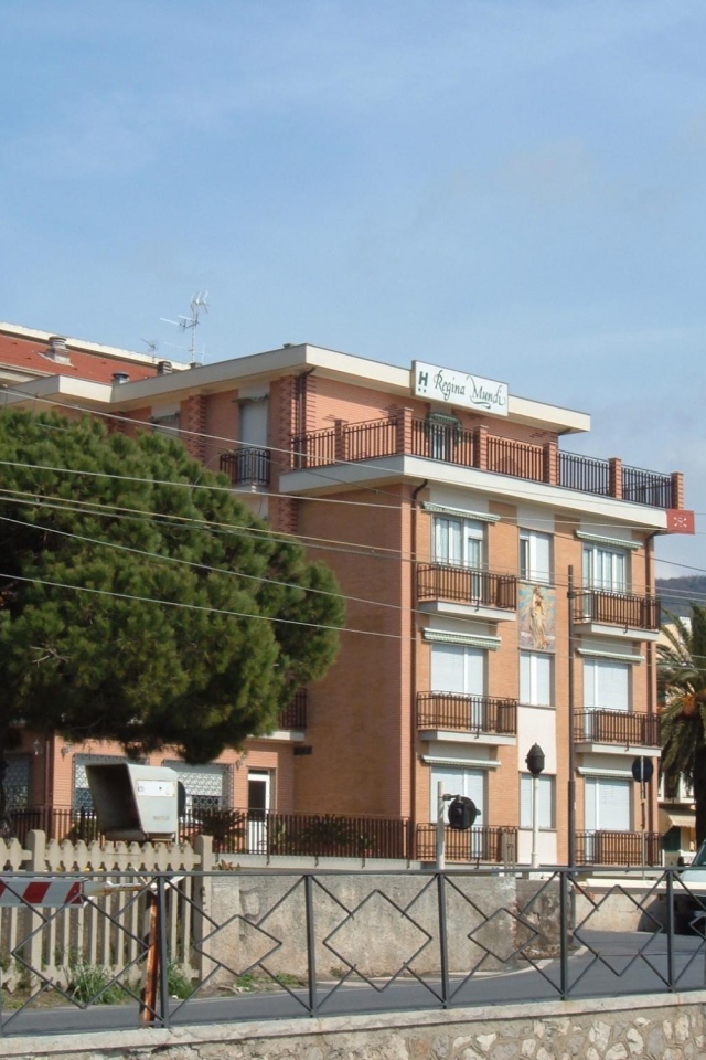 Дома на набережной на курорте в Пьетра Лигуре, Италия