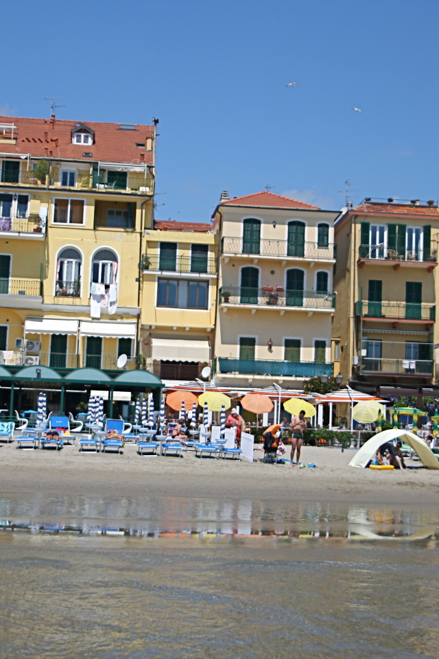 Дома на набережной на курорте Алассио, Италия