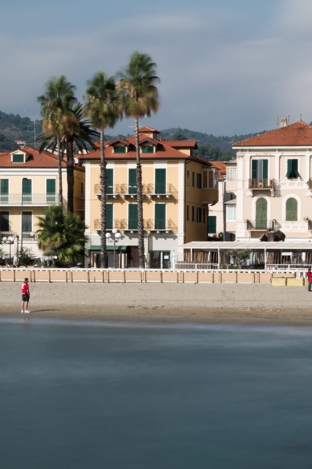 Дома на набережной на курорте Диано Марино, Италия