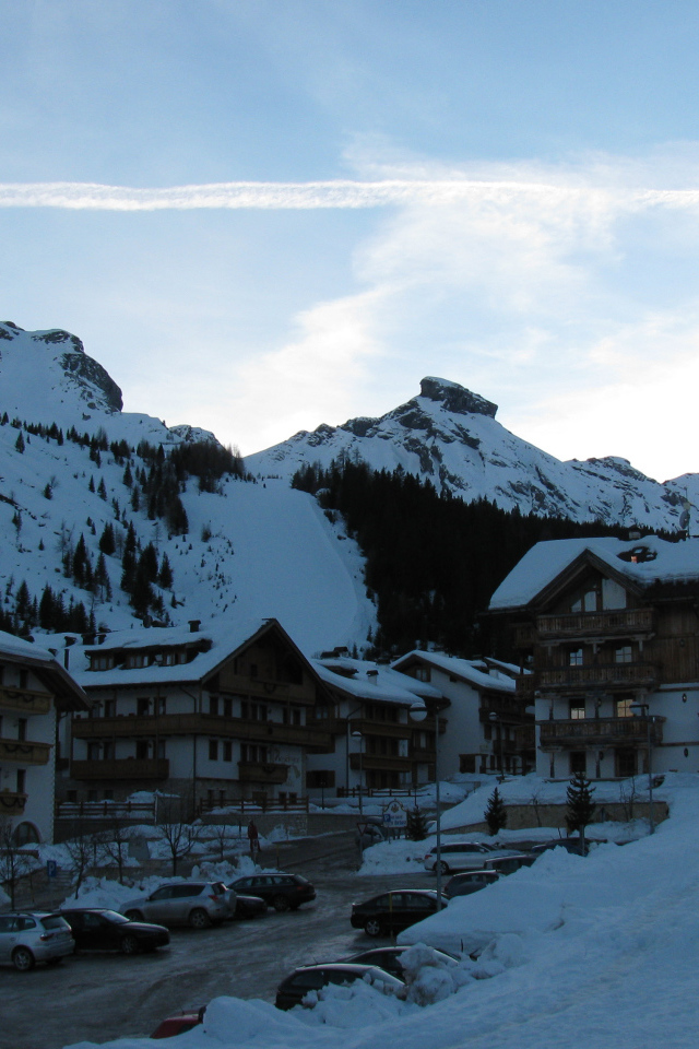 Дома у подножия Альп на горнолыжном курорте Арабба, Италия