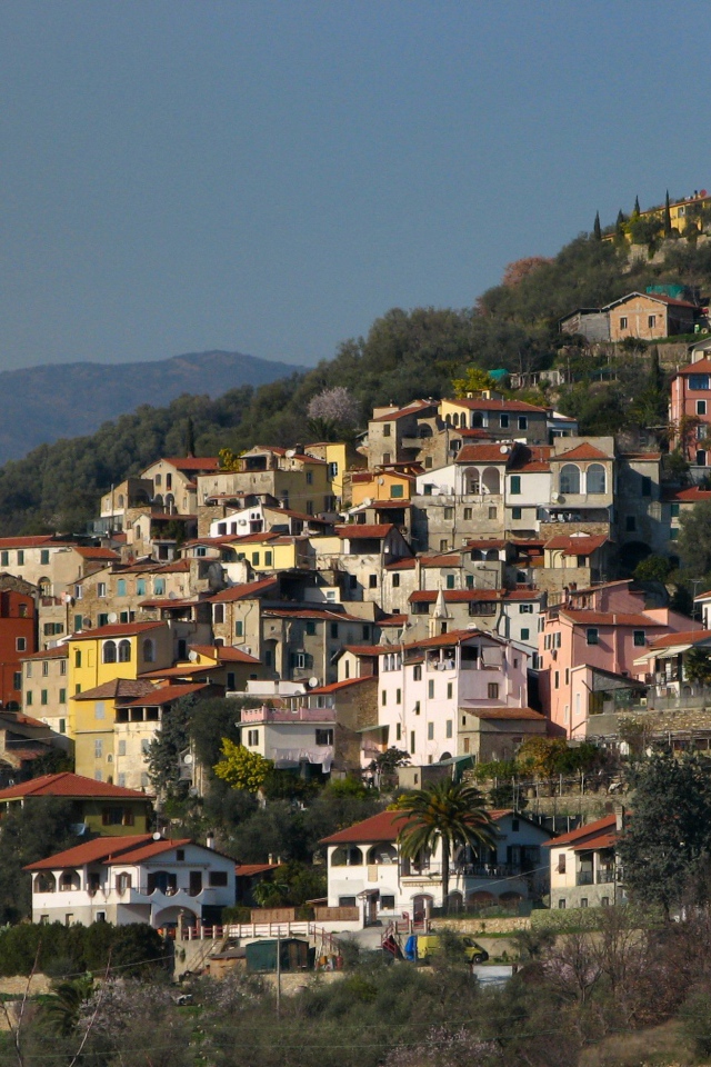 Дома на склоне горы на курорте Империя, Италия