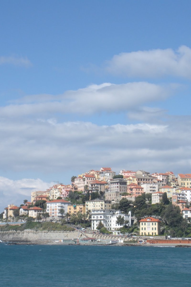 Дома на берегу моря на курорте Империя, Италия