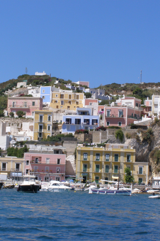 Дома на берегу на острове Понца, Италия