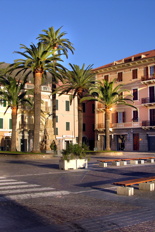 Дома на набережной на курорте Империя, Италия