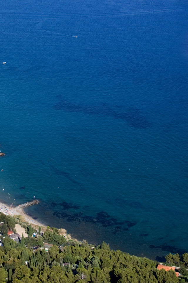 Островок у побережья на курорте Алассио, Италия