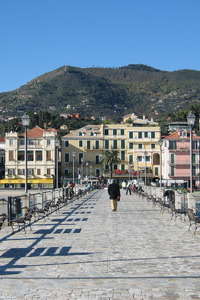 Причал на курорте Алассио, Италия