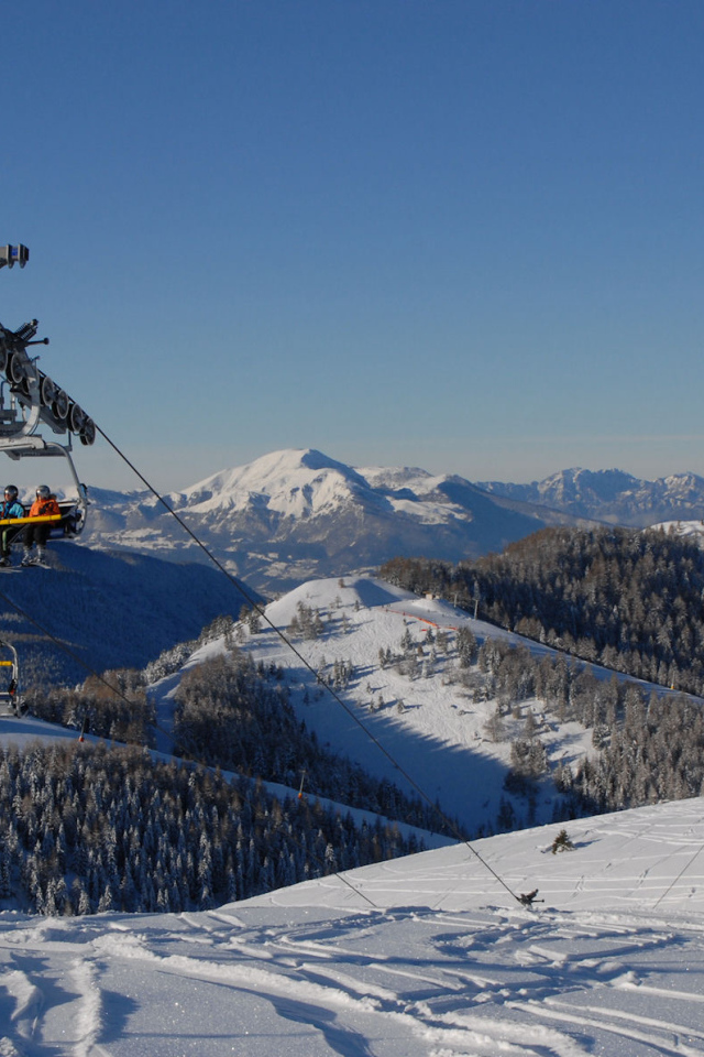Подъемник на горнолыжном курорте Мадонна ди Кампильо, Италия