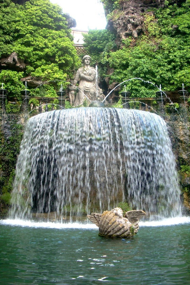 Великолепный фонтан в Тиволи, Италия