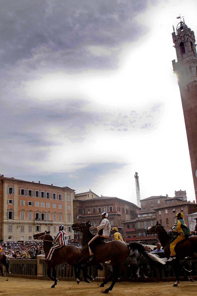 Средневековые скачки в Сиене, Италия