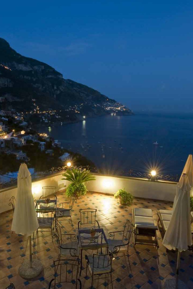 Луна над заливом на курорте Позитано, Италия