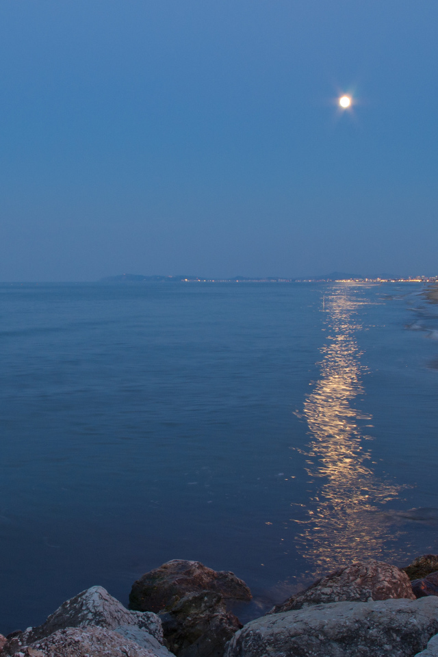 Лунная дорожка на пляже на курорте в Римини, Италия