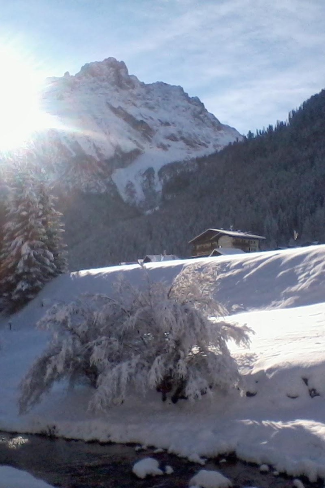 Горная река на горнолыжном курорте Валь-Ди-Фасса, Италия