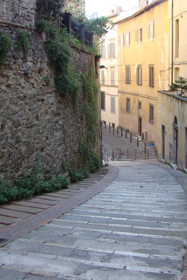 Узкие улочки в Перудже, Италия