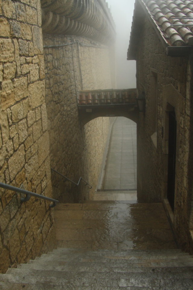 Узкие улочки в Сан Марино, Италия