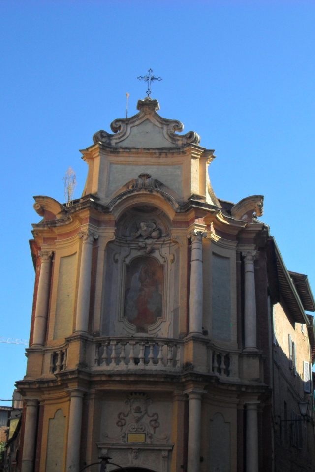 Узкие улочки в Сиене, Италия