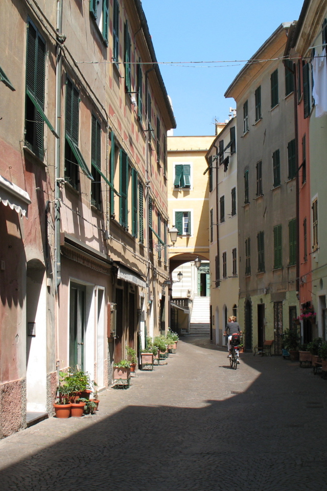 Узкие улочки на курорте Челле Лигуре, Италия