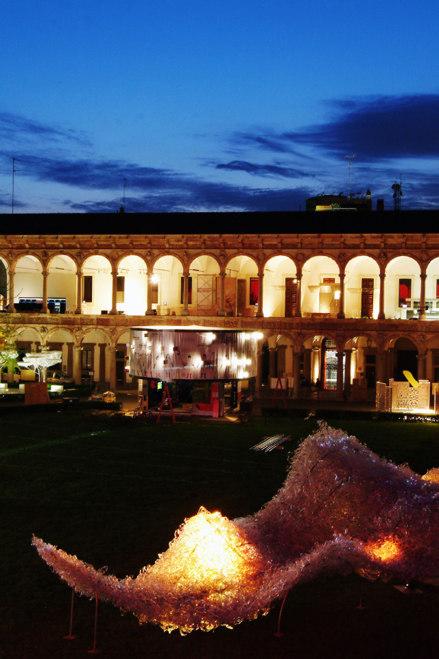 Ночная площадь в Милане, Италия