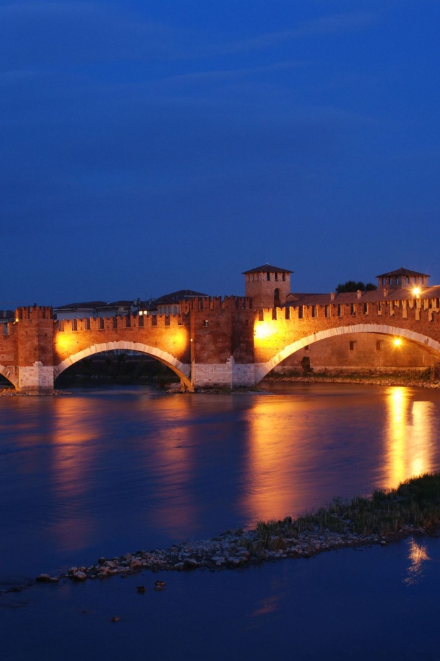 Ночной мост в Вероне, Италия
