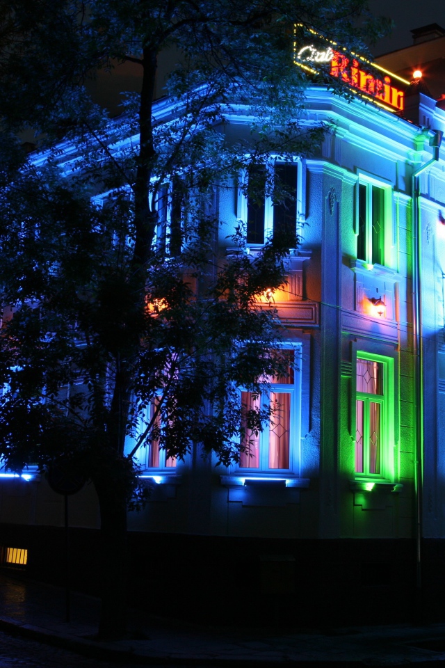 Ночная подсветка на курорте в Римини, Италия