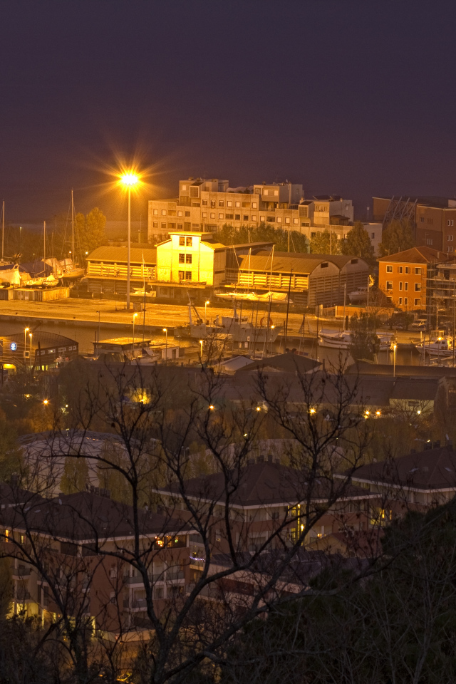 Ночные огни на курорте Пизавр, Италия