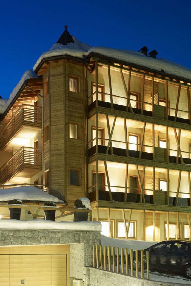 Ночные огни на горнолыжном курорте Мадонна ди Кампильо, Италия