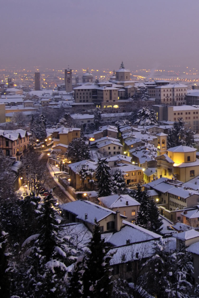 Ночные огни в Бергамо, Италия