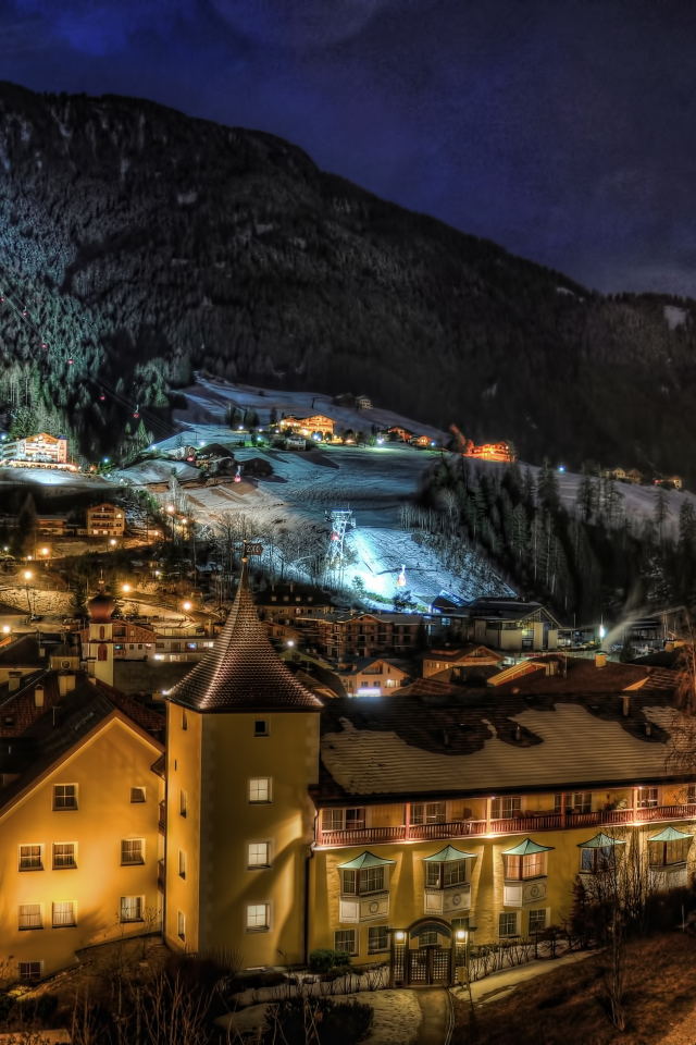 Ночные огни на курорте Ортизей, Италия