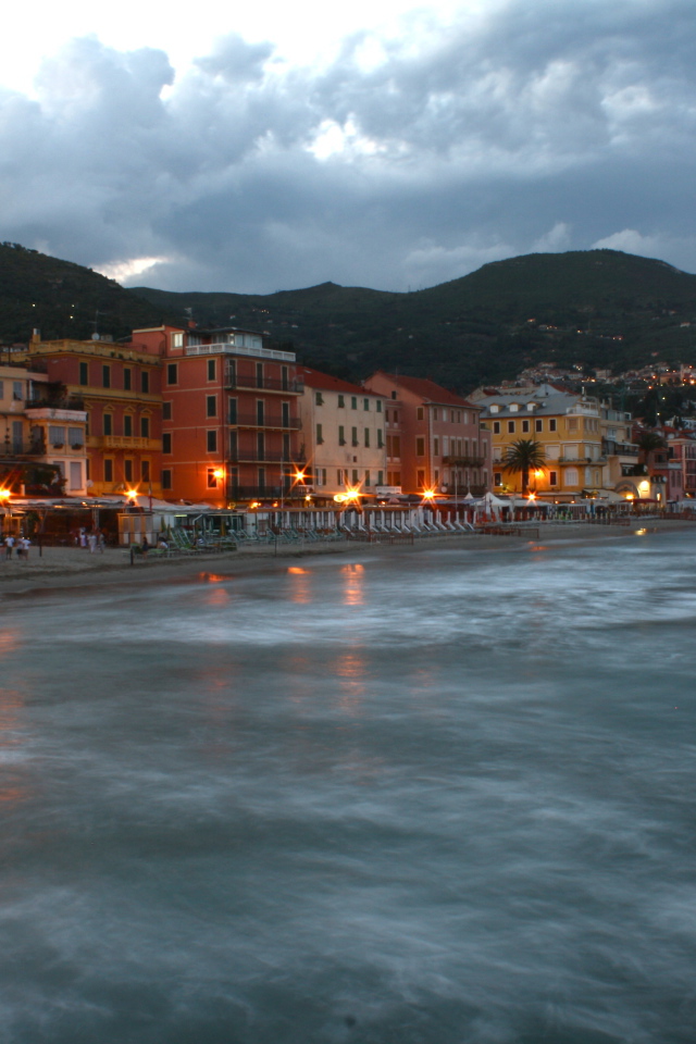 Ночные огни на курорте Алассио, Италия