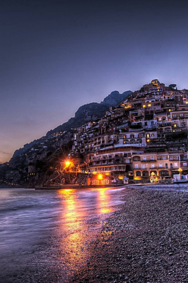 Ночные огни на курорте Позитано, Италия